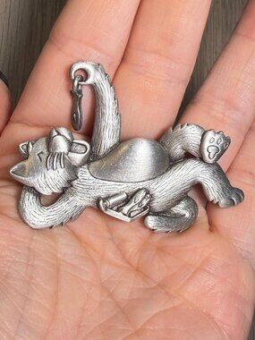 JJ Vintage Cat Brooch Fish Dangle Silver Tone Sleeping Kitty Pin 2.5”